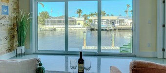 New! Hidden- Speakeasy-penny floor. 3bd 3bath Boat dock & Walk 2 town FABULOUS