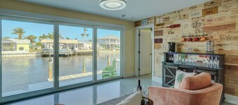 New! Hidden- Speakeasy-penny floor. 3bd 3bath Boat dock & Walk 2 town FABULOUS