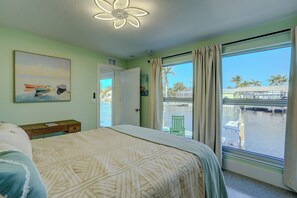 3 bedrooms, desk, iron/ironing board, free WiFi - New!  Hidden- Speakeasy-penny floor. 3bd 3bath Boat dock & Walk 2 town FABULOUS (Matlacha)