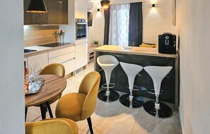Réfrigérateur, four, lave-vaisselle, cafetière/bouilloire