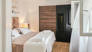 Une chambre à coucher avec un lit, une lampe de chevet et une tête de lit en bois.
