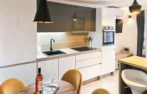 Kjøleskap, ovn, oppvaskmaskin og kaffetrakter/tekoker