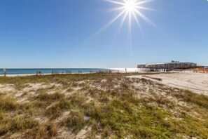 On the beach - Direct Beachfront Getaway – Ground Level, Sleeps 6 (Gulf Shores)