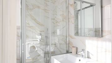 Doccia, bidet, asciugamani