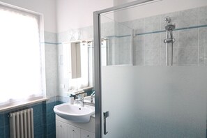 Douche, bidet, serviettes fournies