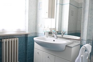 Shower, bidet, towels - S347 – Sirolo, delightful two-room apartment with balcony (Sirolo)