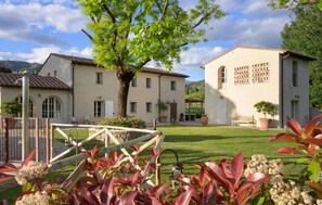 Property grounds - Awesome home in Massa e Cozzile (Massa e Cozzile)