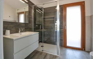 Shower, hair dryer - 2 bedroom beautiful apartment in Olia Speciosa (Olia Speciosa)