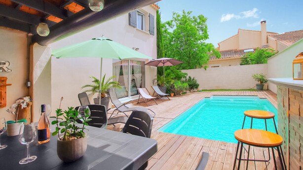 A poolside area with a table, chairs, and a bar area. - Lovely home in Morières-lès-Avignon (Morières-lès-Avignon)