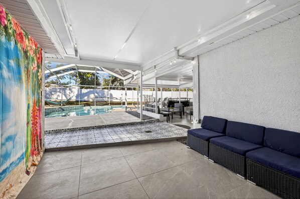 Una piscina al aire libre, una piscina climatizada