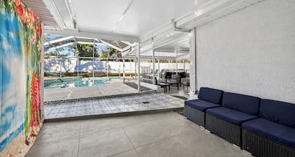 Renovated 4BR/3BA w Heated Pool, Outdoor Kitchen, Firepit 5 Min to Busch Gardens