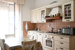 Een koelkast, een oven