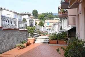 Property grounds - S348 – Sirolo, delightful three-room apartment with outdoor courtyard (Sirolo)