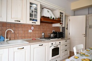 Fridge, oven - S348 – Sirolo, delightful three-room apartment with outdoor courtyard (Sirolo)