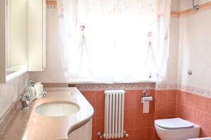 Een douche, een bidet, handdoeken