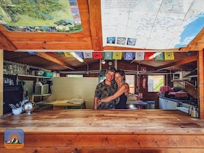 Refrigerador, microondas y parrilla de estufa 