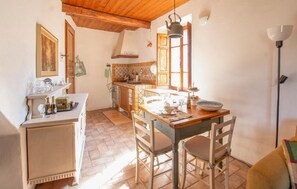 Fridge, stovetop, cookware/dishes/utensils - 1 bedroom beautiful apartment in Sorano (Sorano)