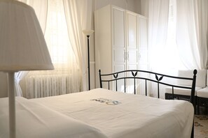 2 bedrooms, WiFi, bed sheets - P050 - Porto Recanati, elegant three-room apartment in the historic center (Porto Recanati)