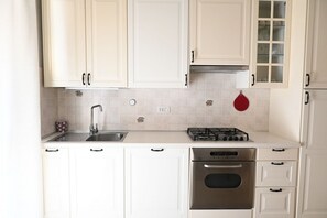 Fridge, oven, dishwasher - P050 - Porto Recanati, elegant three-room apartment in the historic center (Porto Recanati)