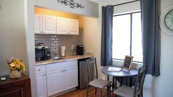 Jääkaappi, mikroaaltouuni, kahvin-/teenkeitin, leivänpaahdin