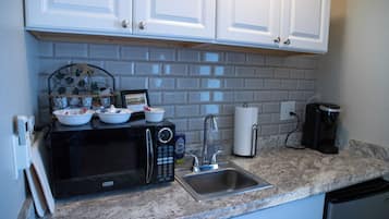 Jääkaappi, mikroaaltouuni, kahvin-/teenkeitin, leivänpaahdin