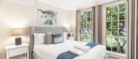 3 sovrum, skrivbord, strykjärn/strykbräda och resesäng