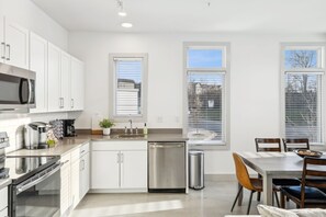 Fridge, microwave, oven, stovetop - Modern Townhome 2 mi. South of Downtown, Broadway Ave, Nissan Stadium- Sleeps 8 (Nashville)