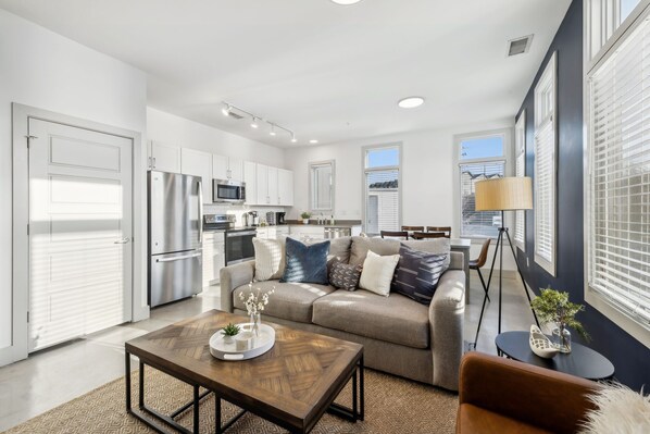 Smart TV - Modern Townhome 2 mi. South of Downtown, Broadway Ave, Nissan Stadium- Sleeps 8 (Nashville)