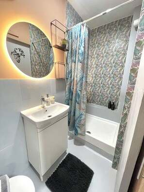 Douche, séchoir à cheveux, bidet, serviettes fournies