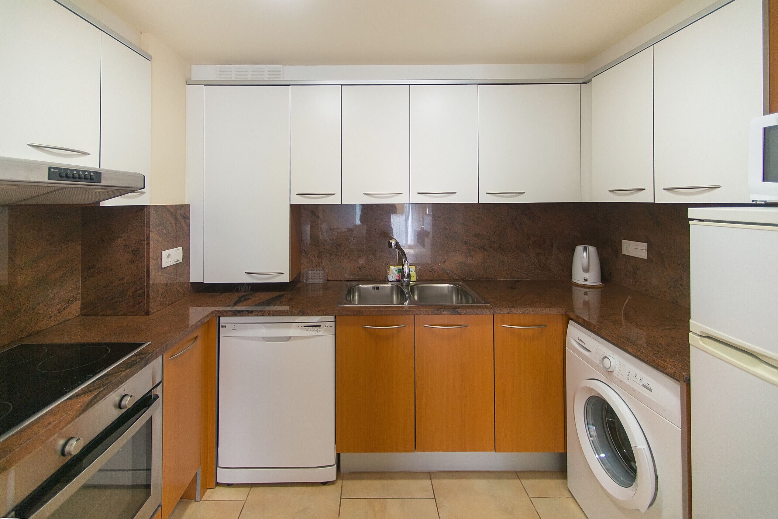 Kühlschrank, Mikrowelle, Ofen, Geschirrspüler