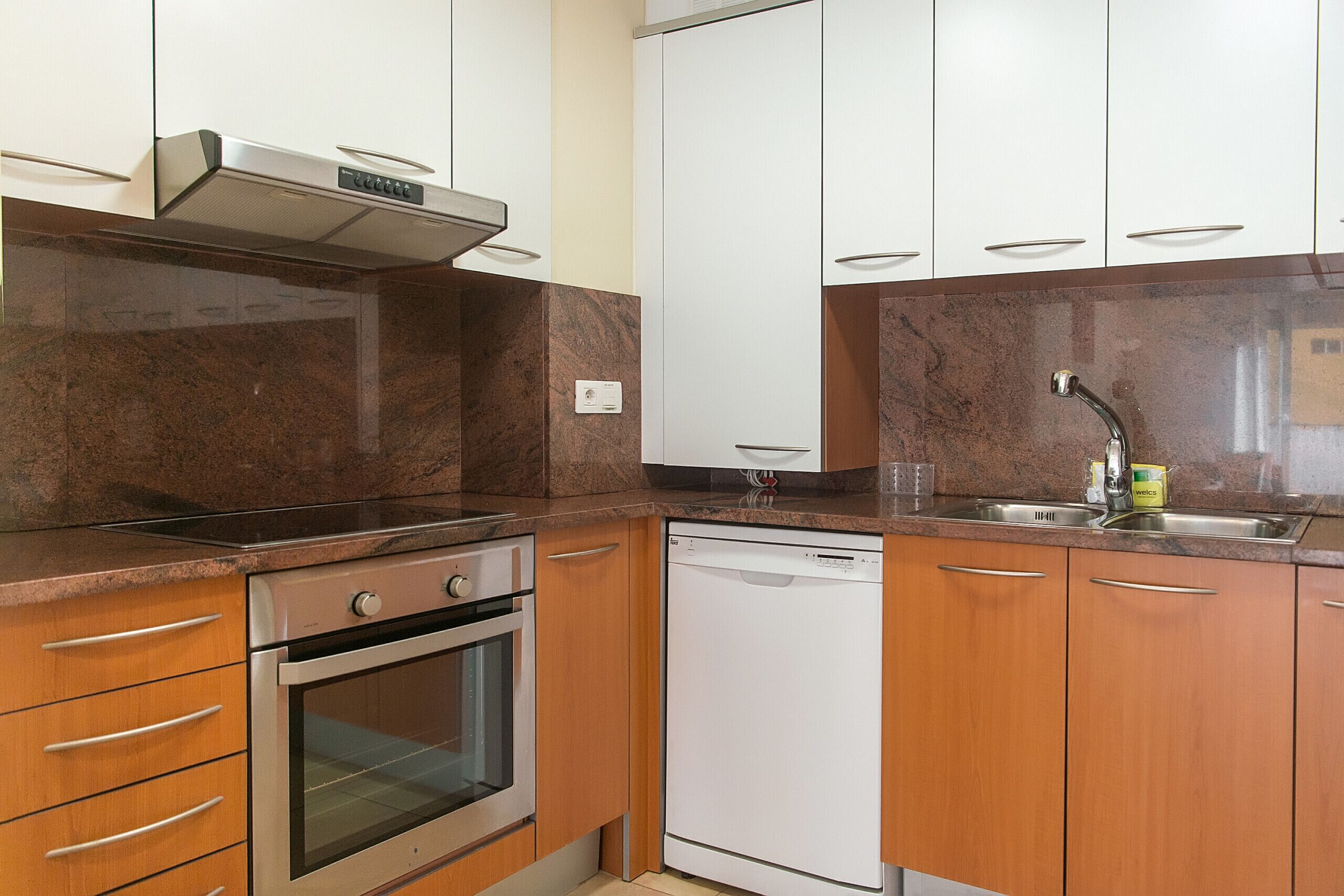 Een koelkast, een magnetron, een oven, een vaatwasser