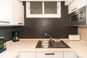 Een koelkast, een microgolfoven, een oven, een vaatwasser