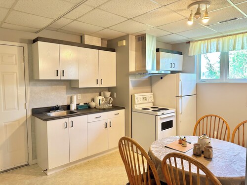 Elegant Spacious Private Unit w/FREE parking. Perfect for Family Stay!