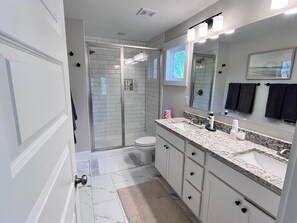 Shower, hair dryer, towels, soap - 3-bedroom house in peaceful Athens with AC, WiFi. Enjoy your stay (Athens)