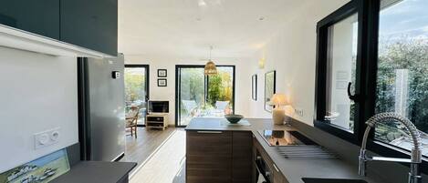 Kjøleskap, ovn, oppvaskmaskin og brødrister