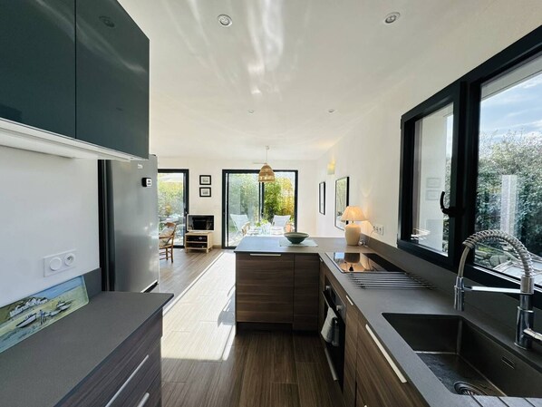 Fridge, oven, dishwasher, toaster - Ty Kerbihan, confortable maison au calme, 200m plage (LA TRINITE SUR MER)