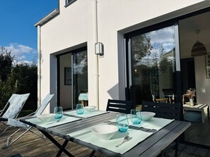 Outdoor dining - Ty Kerbihan, confortable maison au calme, 200m plage (LA TRINITE SUR MER)