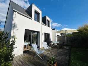 Outdoor dining - Ty Kerbihan, confortable maison au calme, 200m plage (LA TRINITE SUR MER)