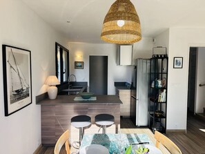 Fridge, oven, dishwasher, toaster - Ty Kerbihan, confortable maison au calme, 200m plage (LA TRINITE SUR MER)