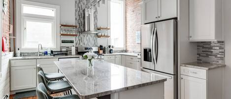 Jääkaappi, mikroaaltouuni, uuni, liesi