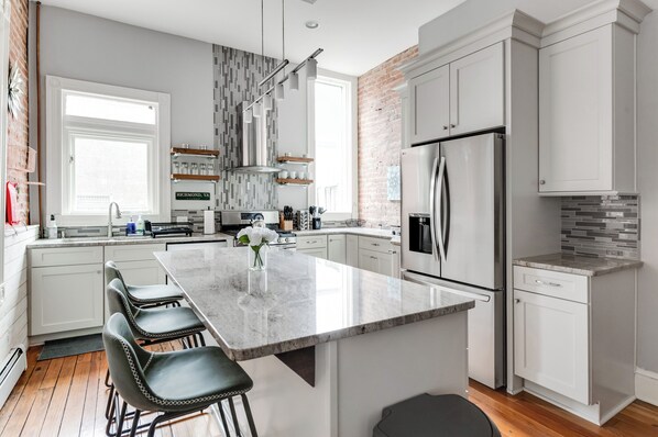 Fridge, microwave, oven, stovetop - Floyd’s FAN-tastic 3BR/3BA | Prime RVA Location (Richmond)