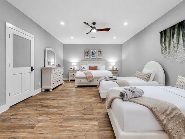 7 bedrooms, desk, WiFi, bed sheets