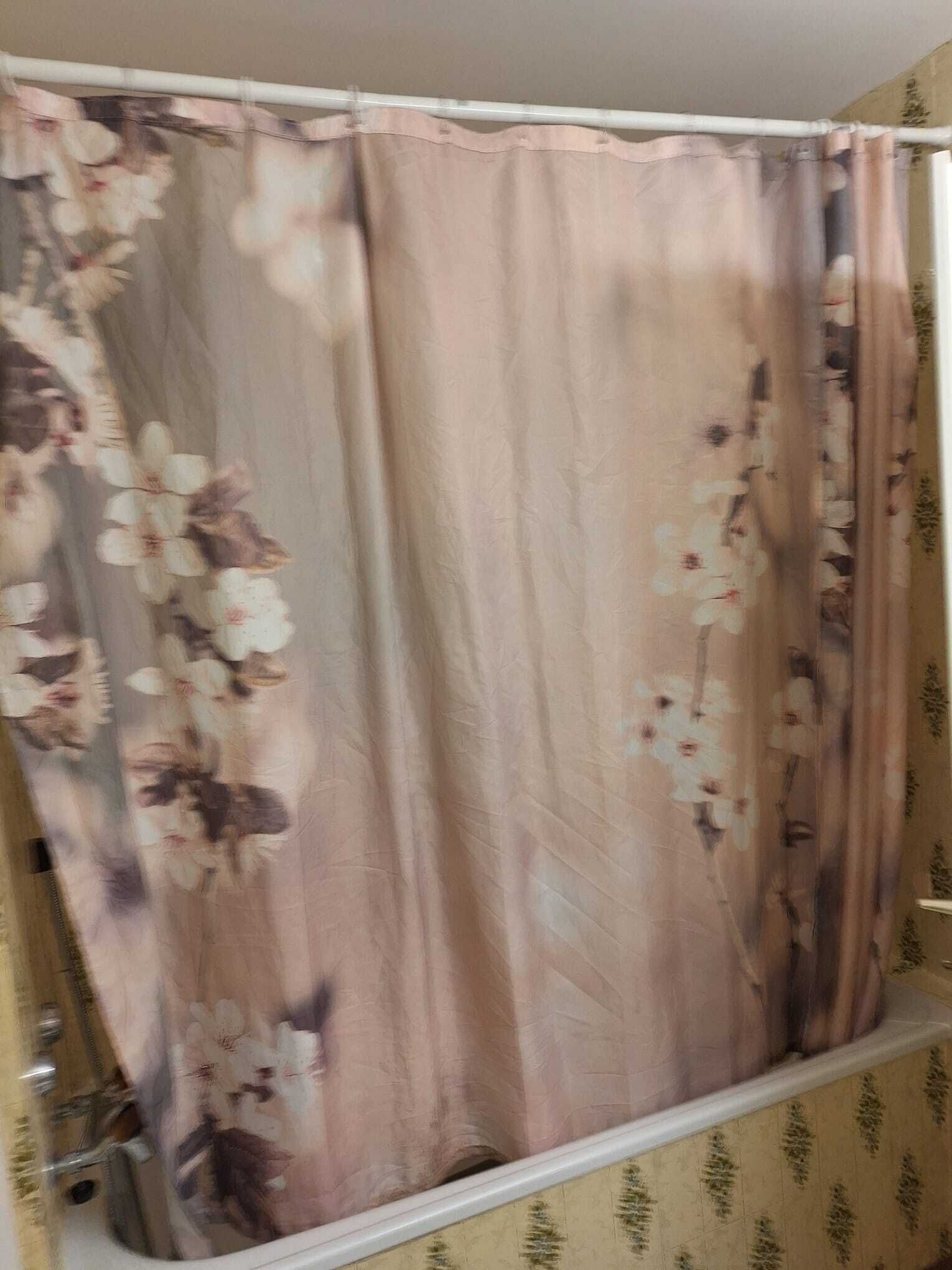 Haartrockner, Handtücher, Seife, Toilettenpapier