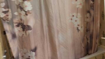 Secador de cabelo, toalhas de banho, sabonete, papel higiênico