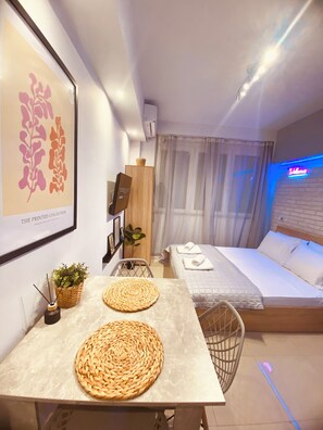 1 dormitorio, tabla de planchar con plancha, wifi y ropa de cama