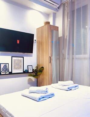 1 dormitorio, tabla de planchar con plancha, wifi y ropa de cama