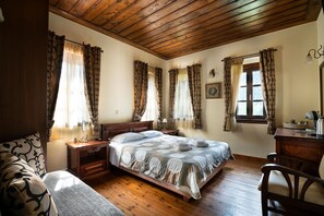 1 bedroom, free WiFi, bed sheets - Room 'Standard Family -Xrysopeleia' with Mountain View, Private Terrace and Wi-Fi (Karpenision)