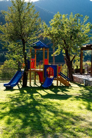 Children’s area - Room 'Standard Family -Xrysopeleia' with Mountain View, Private Terrace and Wi-Fi (Karpenision)