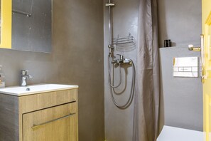 Shower, hair dryer, towels - Apartment 'Gefyra' with Sea View, Wi-Fi and Air Conditioning (Tinos)