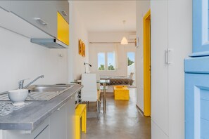 Kühlschrank, Ofen, Herdplatte, Hochstuhl